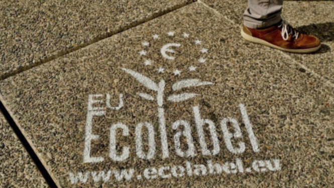 Ecolabel logo uz asfalta