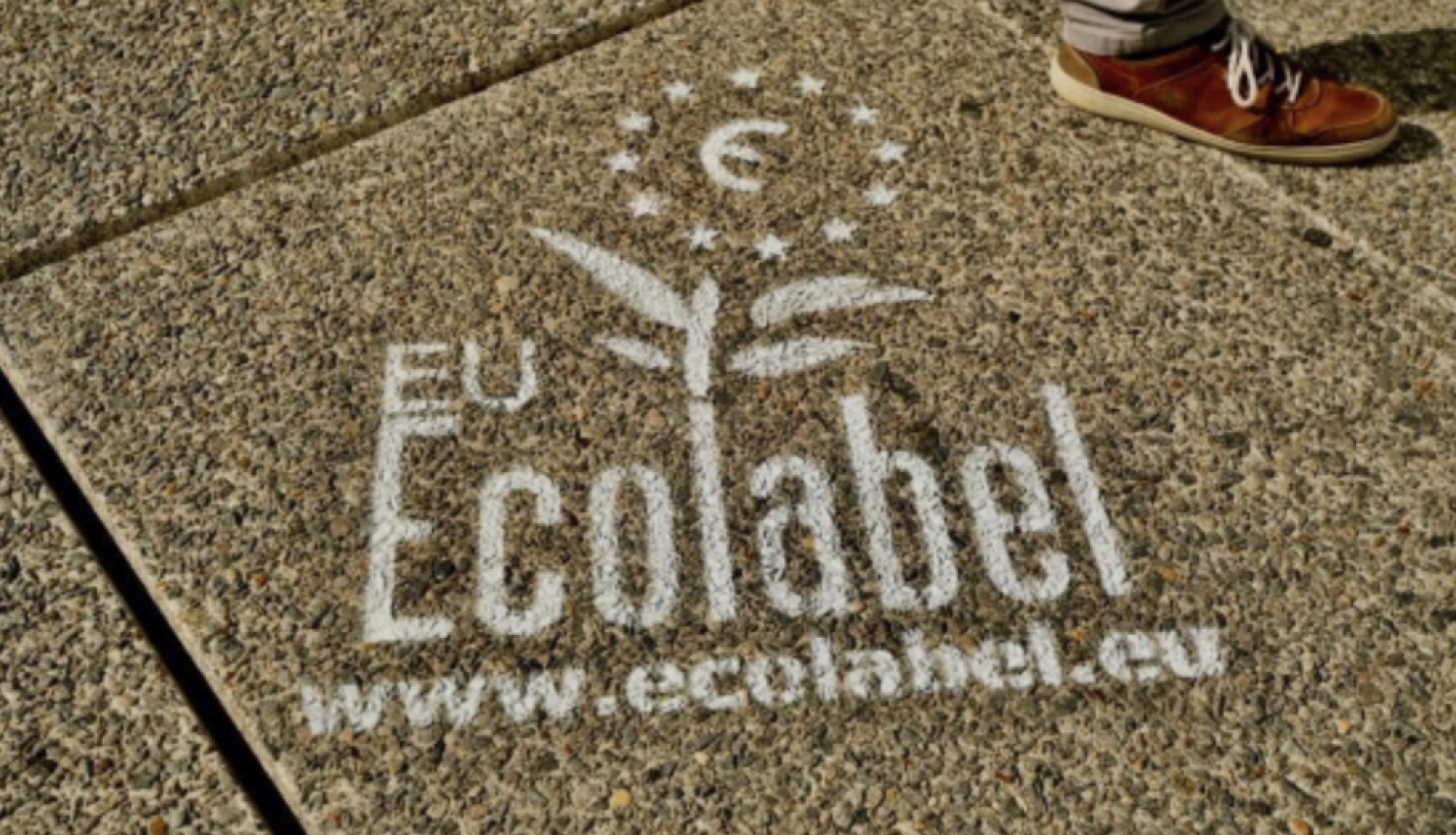 Ecolabel logo uz asfalta